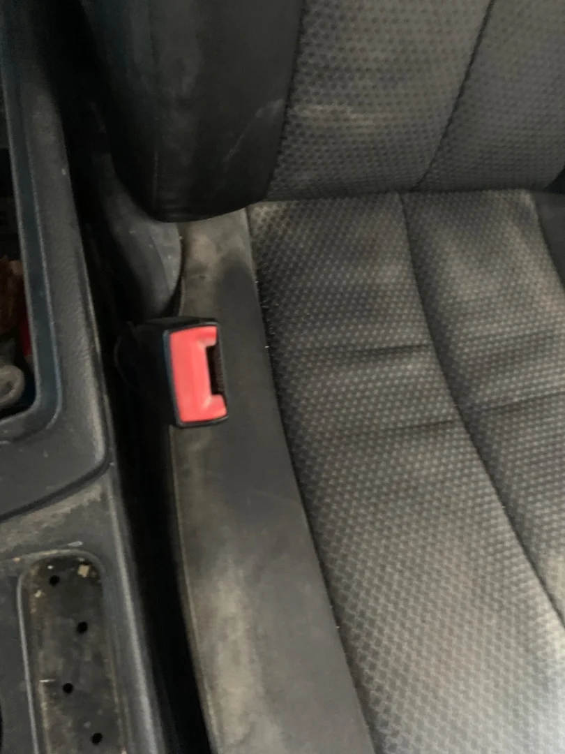 Foto de ENGANCHE CINTURON DELANTERO IZQUIERDO VOLKSWAGEN PASSAT VARIANT (3C5) 2.0 TDI (140 CV / 103 KW)