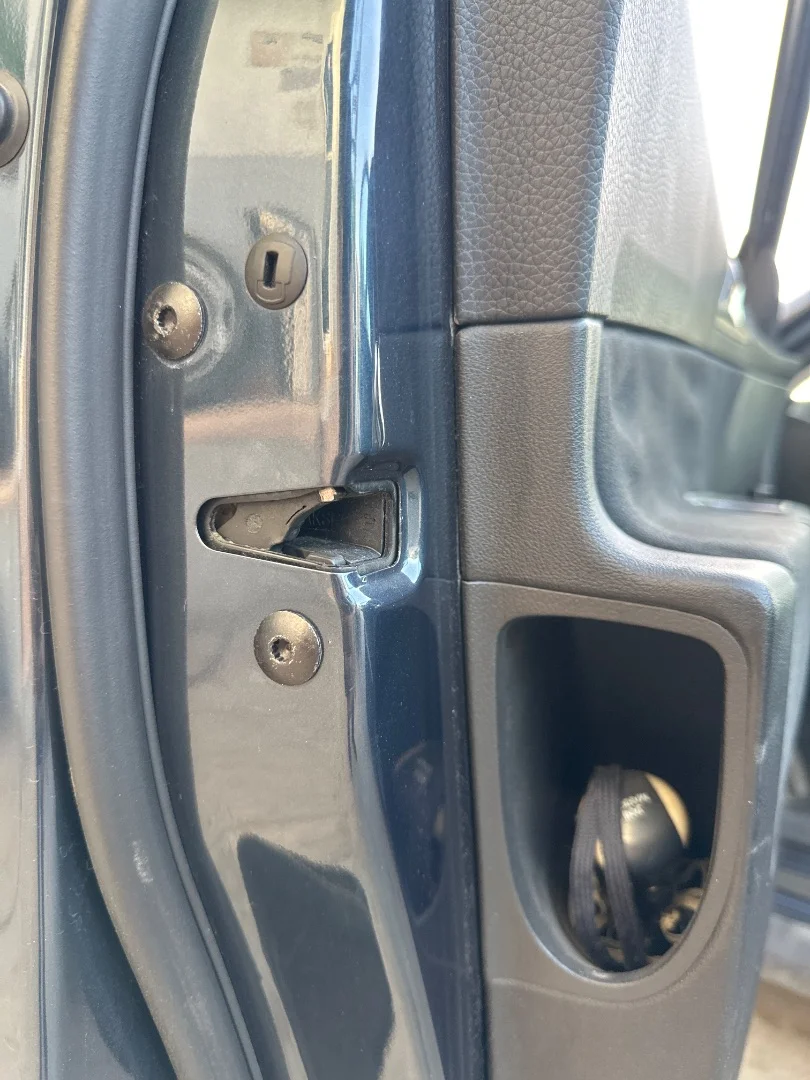 Foto de CERRADURA PUERTA DELANTERA IZQUIERDA VOLKSWAGEN PASSAT BERLINA (3C2) 2.0 TDI (140 CV / 103 KW) referencia 3C1837015B