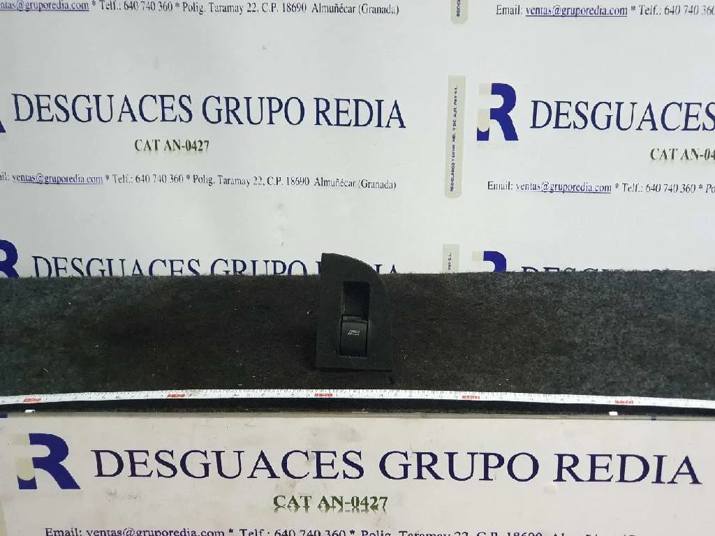 Foto de MANDO ELEVALUNAS DELANTERO DERECHO AUDI A6 AVANT (4B5) referencia 4B0959855