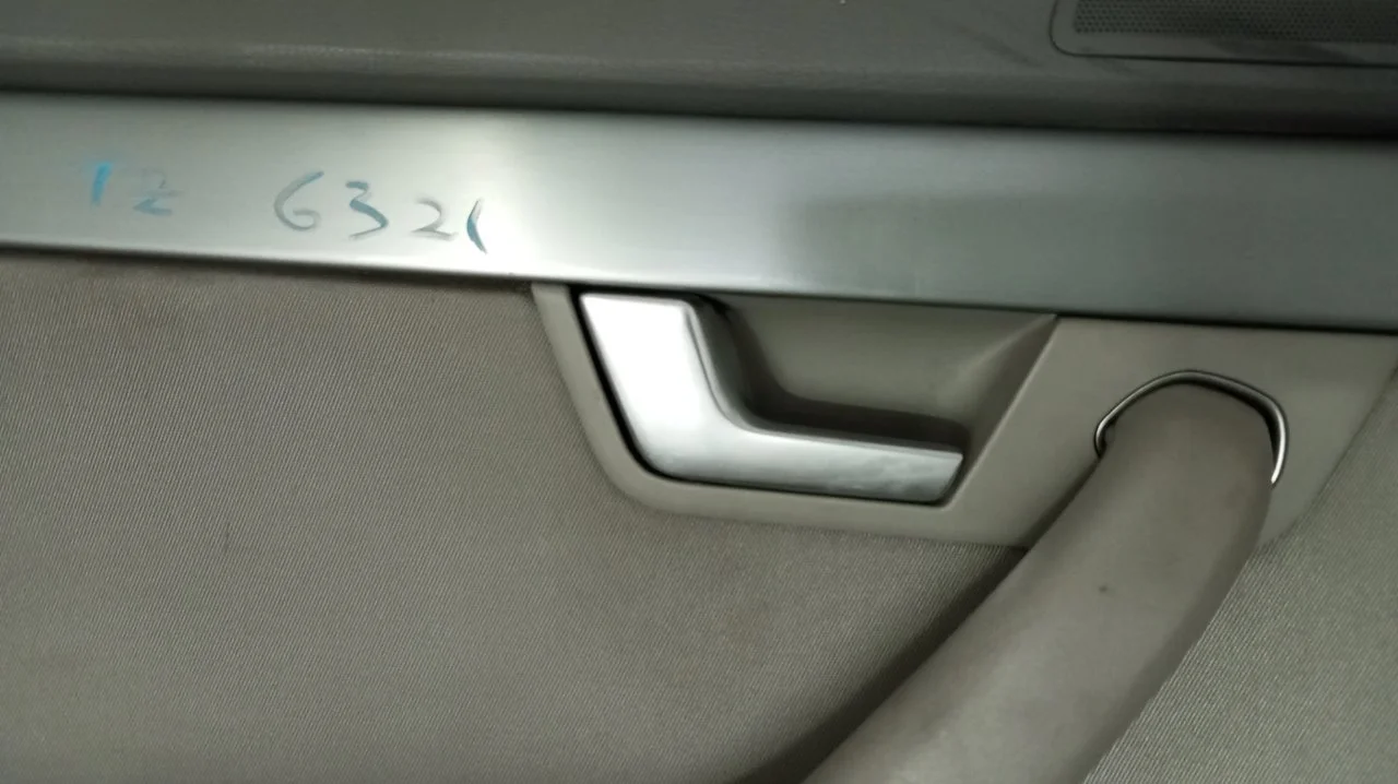 Foto de MANETA INTERIOR TRASERA IZQUIERDA AUDI A4 AVANT (8E) 1.9 TDI (116 CV / 85 KW) referencia 8E0839019B