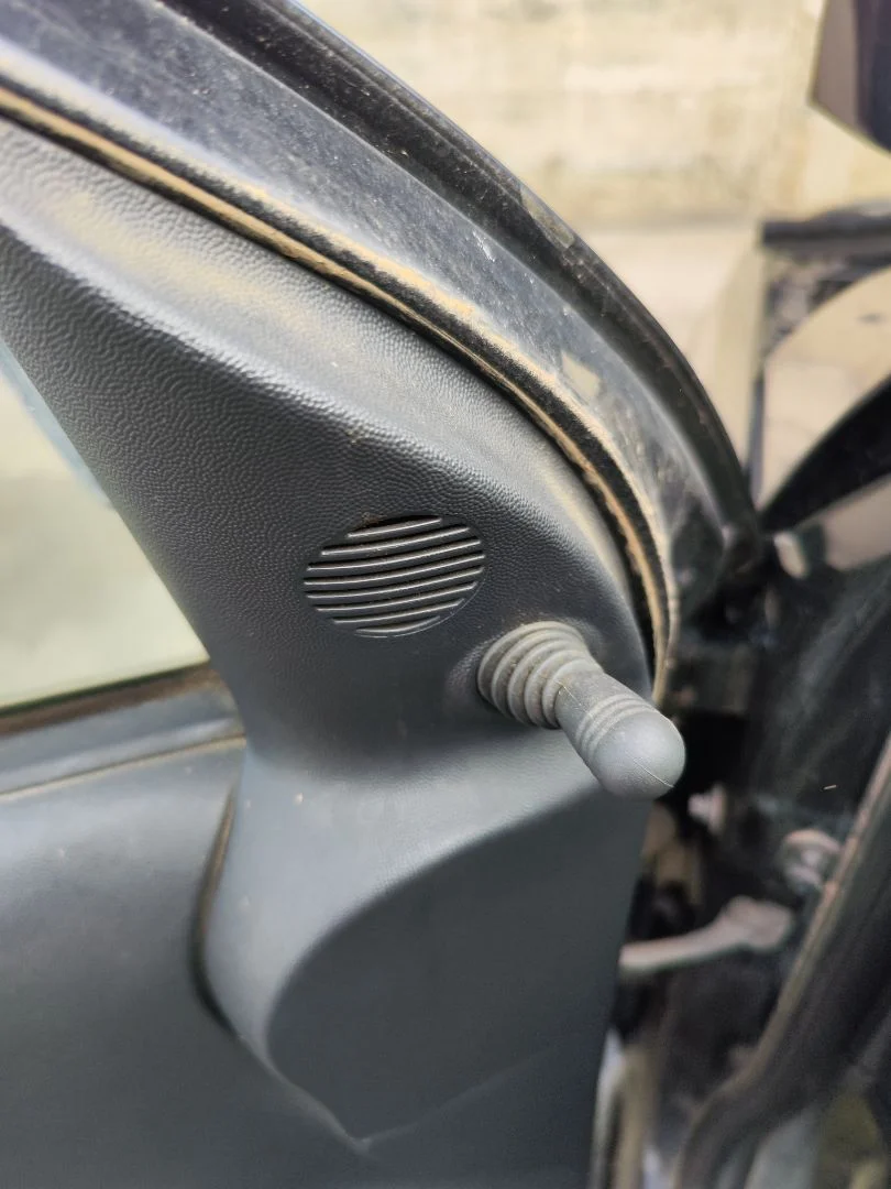 Foto de RETROVISOR IZQUIERDO OPEL CORSA C 1.2 16V CAT (Z 12 XEP / LB4) (80 CV / 59 KW)