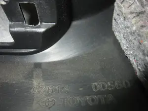 Foto de GUARNECIDO PUERTA TRASERA DERECHA TOYOTA YARIS (XP13) Híbrido 74 kW (1.5 Ltr. - 55 kW 16V) (101 CV / 74 KW) referencia 676140D560 foto 2