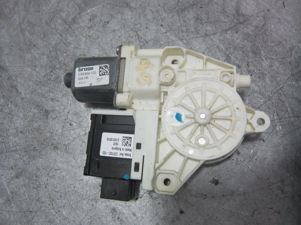 Foto de MOTOR ELEVALUNAS DELANTERO DERECHO FIAT 500X (334) 2.0 16V Multijet CAT (140 CV / 103 KW) referencia C37722103