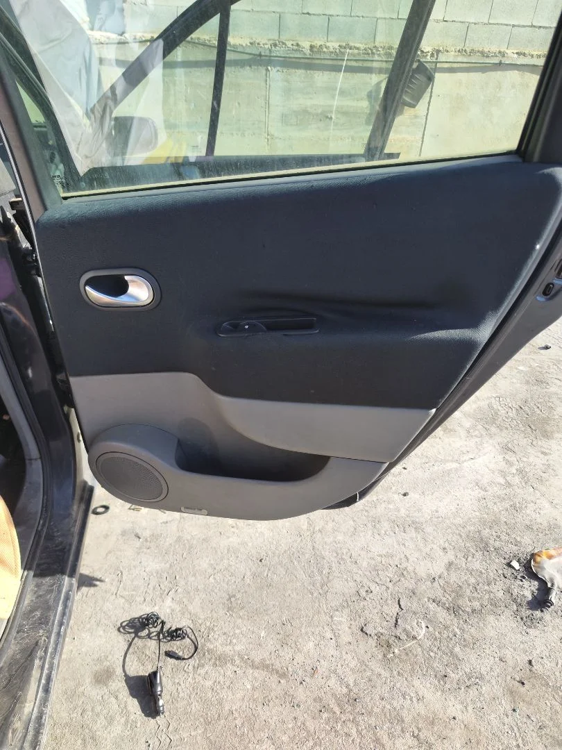 Foto de GUARNECIDO PUERTA TRASERA DERECHA RENAULT SCENIC II (JM) 1.5 dCi Diesel (106 CV / 78 KW)