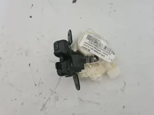 Foto de CERRADURA MALETERO / PORTON TOYOTA YARIS (XP13) Híbrido 74 kW (1.5 Ltr. - 55 kW 16V) (101 CV / 74 KW)