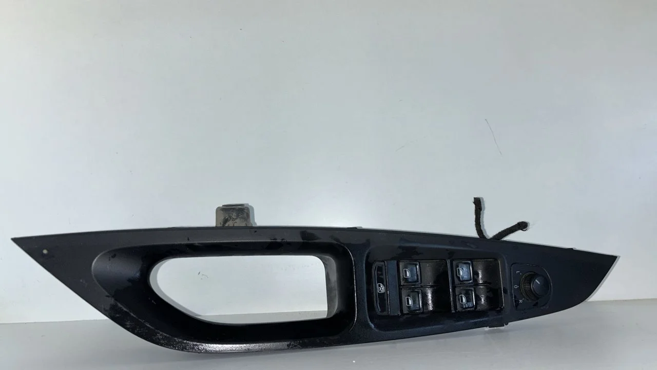 Foto de MANDO ELEVALUNAS DELANTERO IZQUIERDO SEAT LEON ST 5F8 1.6 TDI (105 CV / 77 KW) referencia 5F0959565D