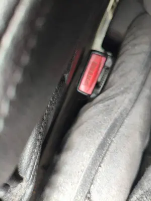 Foto de ENGANCHE CINTURON DELANTERO IZQUIERDO PEUGEOT 407 SW 2.0 16V HDi FAP CAT (RHR / DW10BTED4) (136 CV / 100 KW)