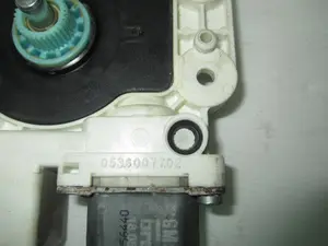 Foto de MOTOR ELEVALUNAS TRASERO IZQUIERDO OPEL VECTRA C BERLINA 1.9 16V CDTI CAT (Z 19 DTH / LRD) (150 CV / 110 KW) referencia 0536007702 foto 2