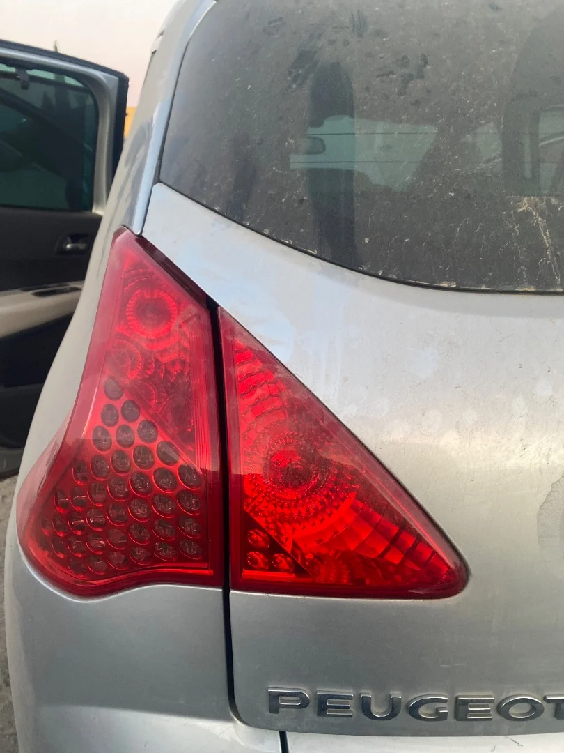 Foto de PILOTO TRASERO IZQUIERDO INTERIOR PEUGEOT 3008 1.6 16V (120 CV / 88 KW)