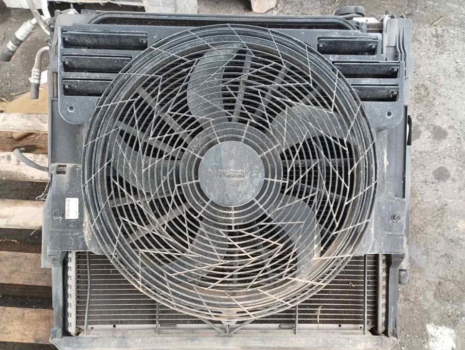 Foto de CONDENSADOR / RADIADOR AIRE ACONDICIONADO BMW SERIE X5 (E53) 3.0 24V CAT (231 CV / 170 KW) referencia 83815431