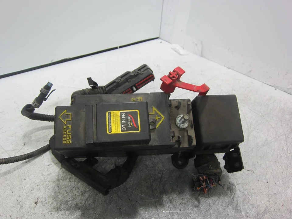 Foto de CAJA RELES / FUSIBLES CHRYSLER STRATUS JX CABRIO 2.5 CAT (163 CV / 120 KW) referencia 4608331J