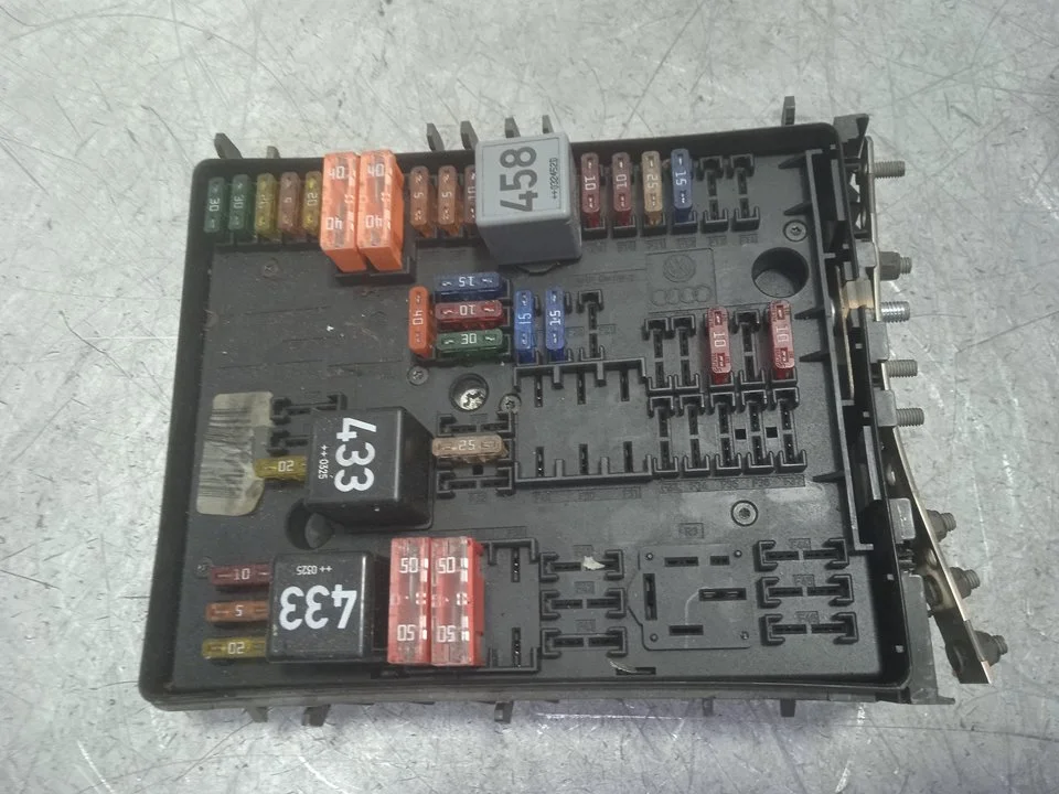 Foto de CAJA RELES / FUSIBLES AUDI A3 (8P1) 2.0 16V FSI (150 CV / 110 KW) referencia 1K0937124H