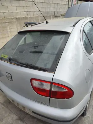Foto de PORTON TRASERO SEAT LEON (1M1) 1.6 (101 CV / 74 KW) referencia 1M6827025H foto 3