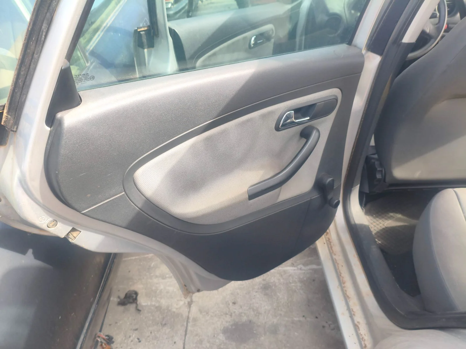 Foto de GUARNECIDO PUERTA TRASERA IZQUIERDA SEAT IBIZA (6L1) 1.4 16V (75 CV / 55 KW) referencia 6L4867211ABFKZ
