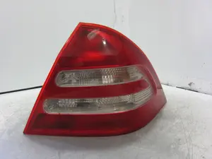 Foto de PILOTO TRASERO IZQUIERDO MERCEDES-BENZ CLASE C (BM 203) BERLINA 2.7 CDI 20V CAT (170 CV / 125 KW) referencia A2038200164
