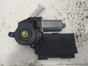 Foto de MOTOR ELEVALUNAS DELANTERO DERECHO VOLKSWAGEN TOUAREG (7LA) 2.5 TDI (174 CV / 128 KW) referencia 3D1959792E