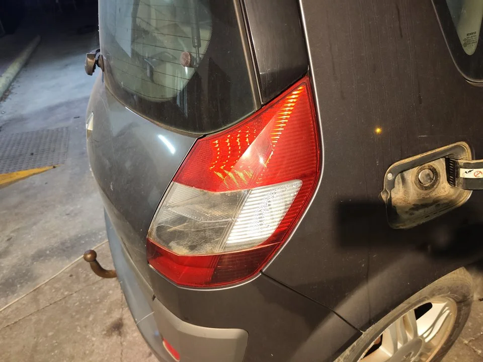 Foto de PILOTO TRASERO DERECHO RENAULT SCENIC II (JM) 1.9 dCi Diesel (120 CV / 88 KW) referencia 8200493375