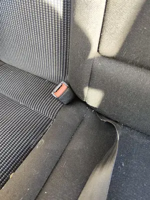 Foto de ENGANCHE CINTURON TRASERO DERECHO VOLKSWAGEN GOLF IV BERLINA (1J1)(10.1997) 2.0  (116 CV / 85 KW)