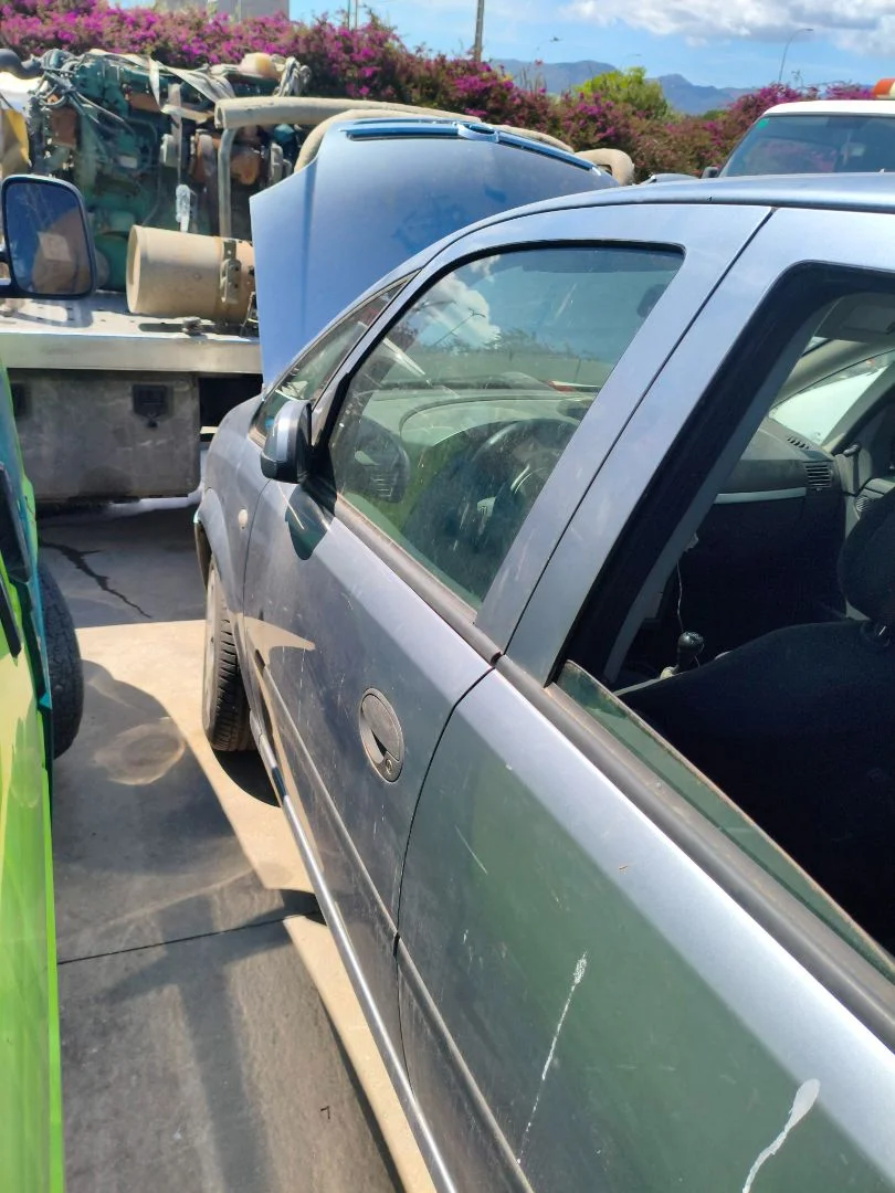 Foto de PUERTA DELANTERA IZQUIERDA OPEL MERIVA 1.7 16V DTI CAT (Y 17 DT / LR6) (75 CV / 55 KW) referencia 13217431