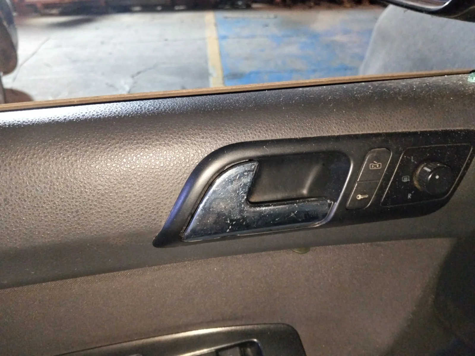 Foto de MANETA INTERIOR DELANTERA IZQUIERDA VOLKSWAGEN POLO IV (9N1)