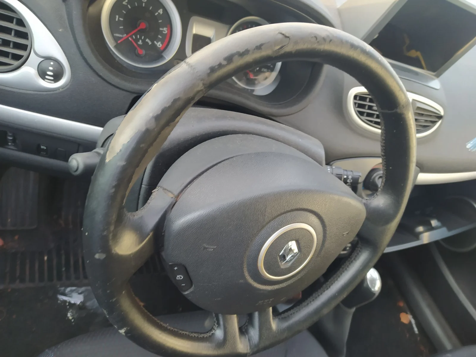 Foto de VOLANTE RENAULT CLIO III 1.2 16V (75 CV / 55 KW) referencia 484003466R