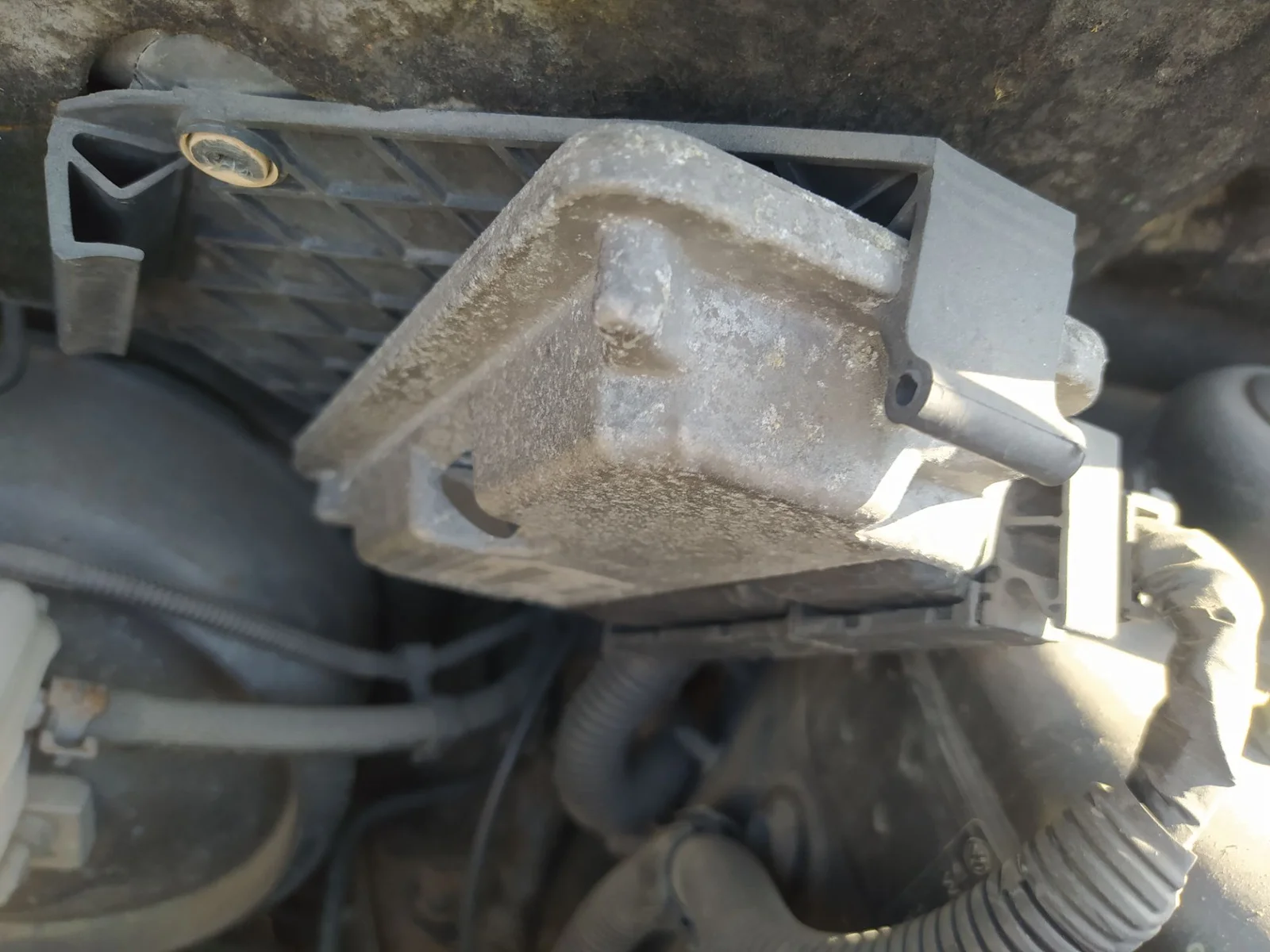 Foto de CENTRALITA MOTOR UCE VOLKSWAGEN FOX (5Z1)(04.2005) 1.4 (75 CV / 55 KW) referencia 030906034S