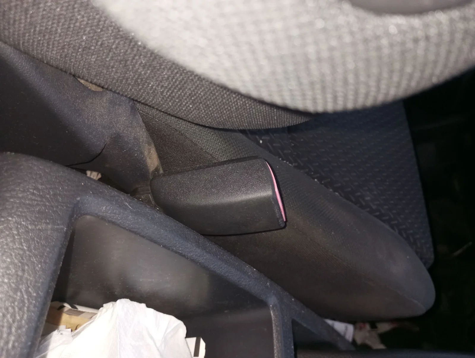 Foto de ENGANCHE CINTURON DELANTERO IZQUIERDO TOYOTA COROLLA VERSO (R1) 2.2 Turbodiesel CAT (136 CV / 100 KW)