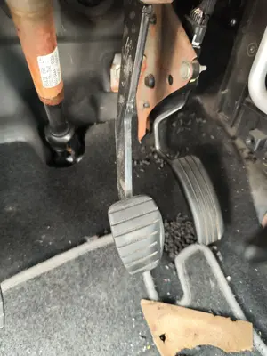 Foto de PEDAL FRENO RENAULT CLIO III 1.2 16V (75 CV / 55 KW)