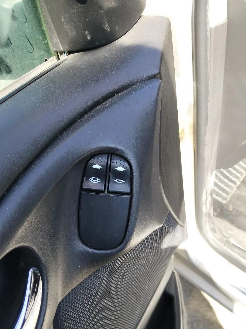 Foto de MANDO ELEVALUNAS DELANTERO IZQUIERDO FORD FOCUS BERLINA (CAK) 1.6 16V CAT (101 CV / 74 KW)