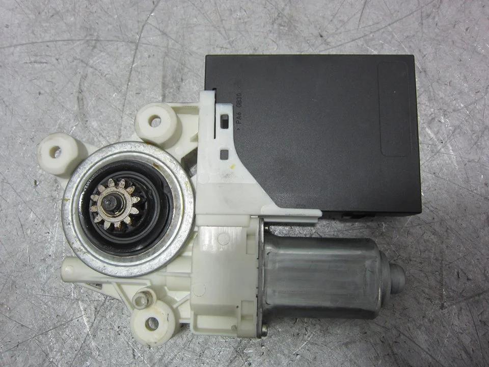 Foto de MOTOR ELEVALUNAS DELANTERO DERECHO FORD FOCUS C-MAX (CAP)(2003) 1.8 TDCi Turbodiesel CAT (116 CV / 85 KW) referencia 981406110