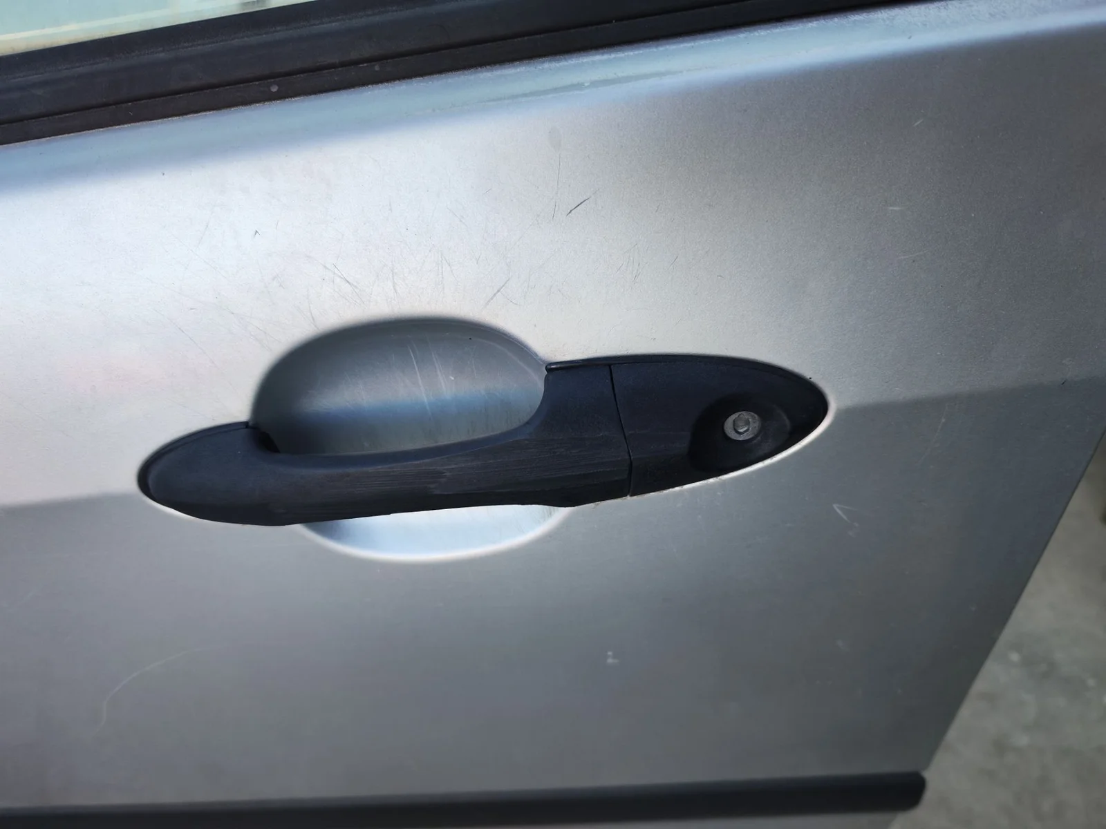 Foto de MANETA EXTERIOR DELANTERA IZQUIERDA FORD FOCUS FAMILIAR (CAK) 1.8 TDCi Turbodiesel CAT (116 CV / 85 KW)