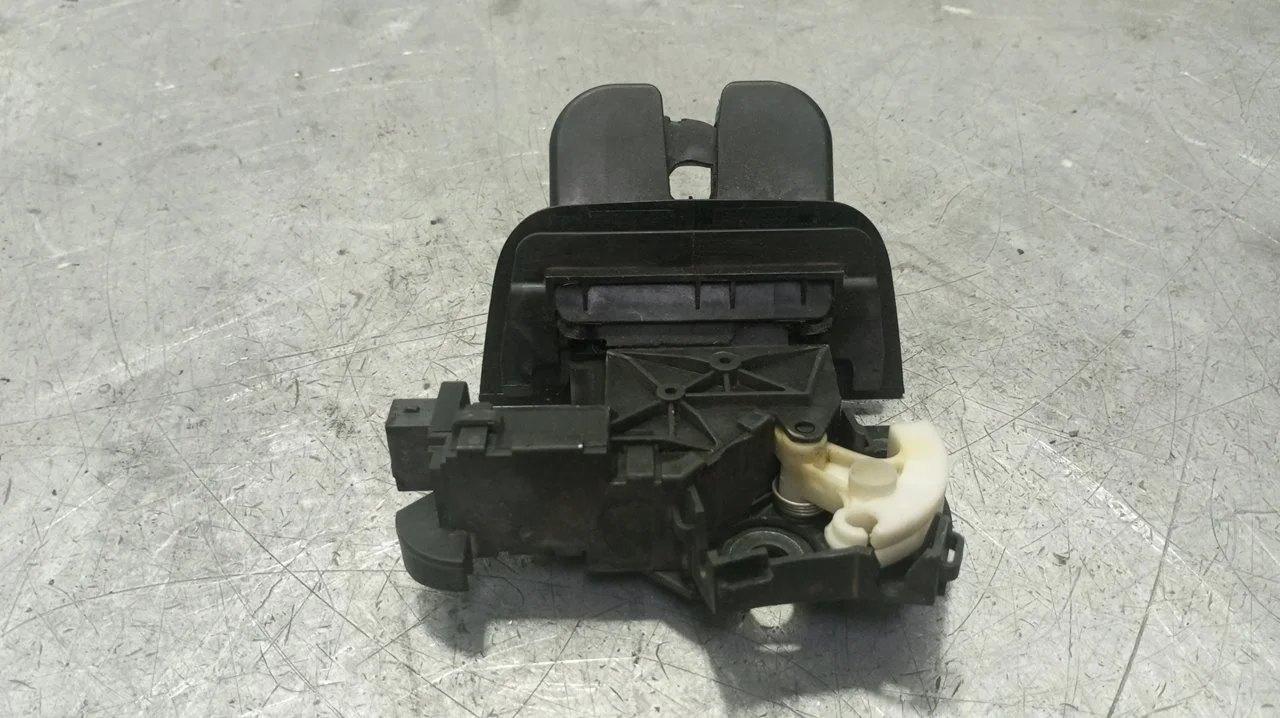 Foto de CERRADURA MALETERO / PORTON AUDI A4 AVANT (8E) 3.0 V6 24V TDI (233 CV / 171 KW) referencia 8E9827520A