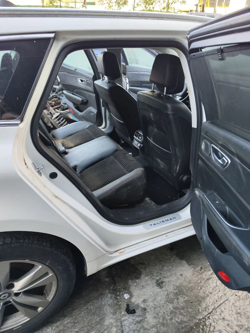 Foto de GOMAS CONTORNO PUERTA RENAULT TALISMAN SPORT TOURER 1.6 dCi Diesel FAP Energy (131 CV / 96 KW) referencia 808322817R