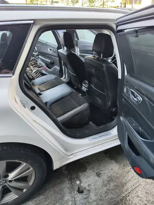 Foto de GOMAS CONTORNO PUERTA RENAULT TALISMAN SPORT TOURER 1.6 dCi Diesel FAP Energy (131 CV / 96 KW) referencia 808322817R