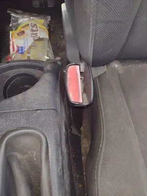 Foto de PRETENSOR AIRBAG IZQUIERDO RENAULT MEGANE III BERLINA 5P 1.5 dCi Diesel CAT (86 CV / 63 KW)