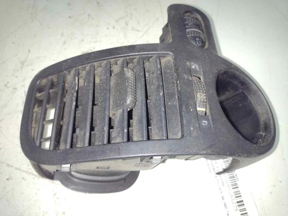 Foto de REJILLA AIREADORA VOLKSWAGEN POLO III BERLINA (6N2) 1.4 TDI (75 CV / 55 KW) referencia 6X1819703