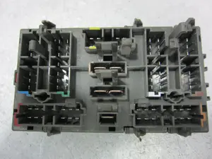 Foto de CAJA RELES / FUSIBLES PEUGEOT EXPERT FURGÓN STANDARD (1995) 1.9 Diesel (69 CV / 51 KW) referencia 9631527980 foto 3