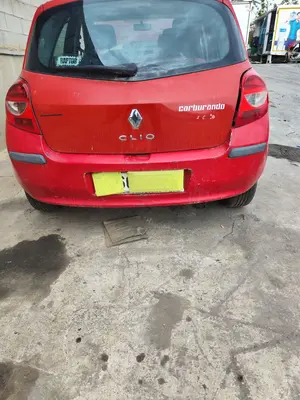 Foto de PARAGOLPES TRASERO RENAULT CLIO III 1.5 dCi Diesel CAT (86 CV / 63 KW)