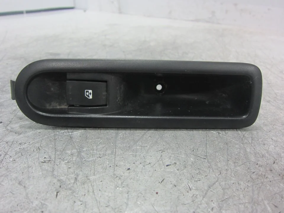 Foto de MANDO ELEVALUNAS DELANTERO DERECHO RENAULT SCENIC III (JZ) 1.6 16V (110 CV / 81 KW) referencia 156013870