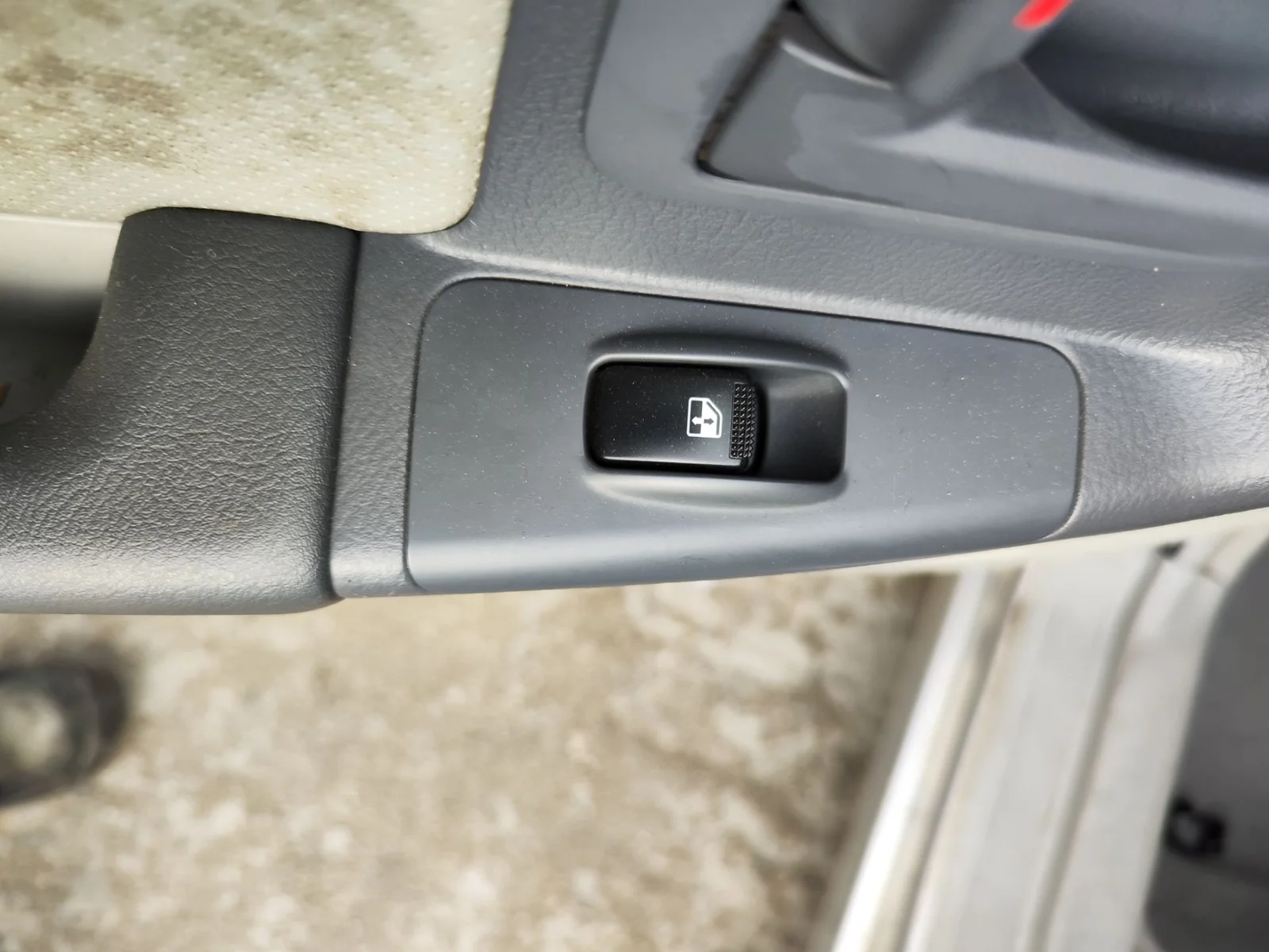 Foto de MANDO ELEVALUNAS TRASERO IZQUIERDO KIA CERATO (LD) 1.5 CRDi (102 CV / 75 KW) referencia 621W03620