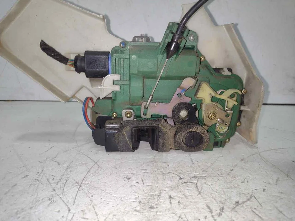Foto de CERRADURA PUERTA TRASERA DERECHA VOLKSWAGEN POLO IV (9N1) 1.9 SDI (64 CV / 47 KW) referencia 1J0839350A