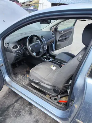 Foto de GOMAS CONTORNO PUERTA FORD FOCUS BERLINA (CAP) 1.6 TDCi CAT (90 CV / 66 KW)