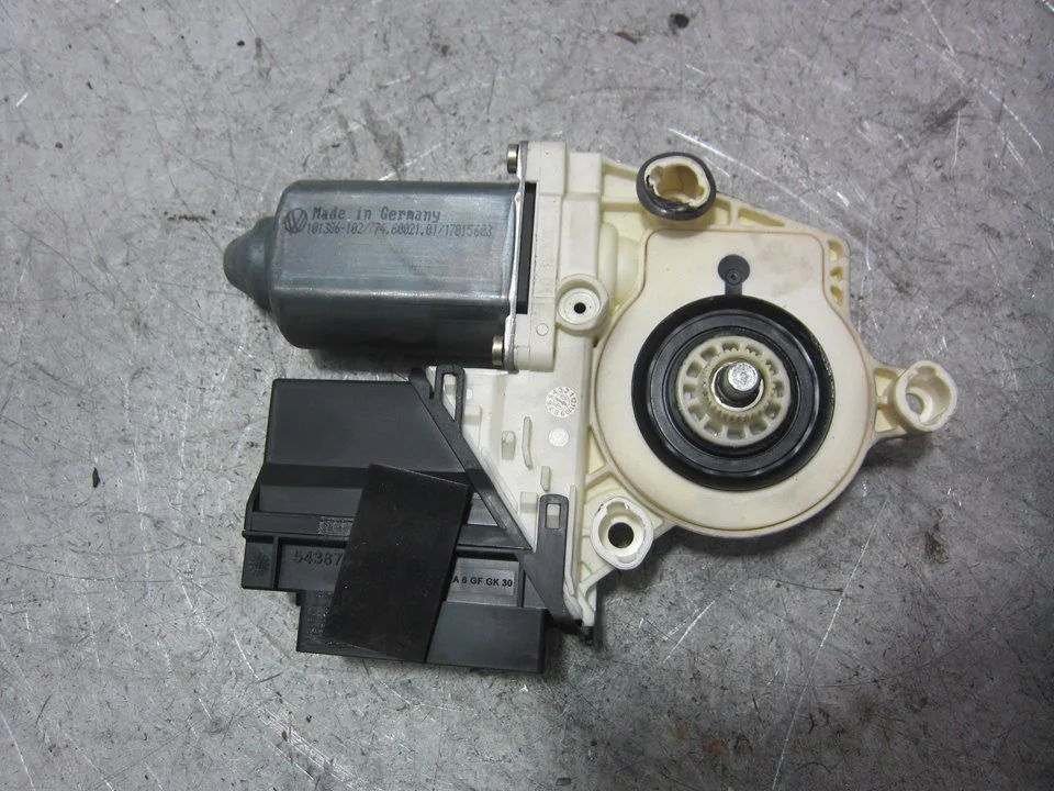 Foto de MOTOR ELEVALUNAS DELANTERO DERECHO SEAT IBIZA (6L1) 1.9 TDI (101 CV / 74 KW) referencia 101386102