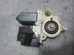 Foto de MOTOR ELEVALUNAS DELANTERO DERECHO SEAT IBIZA (6L1) 1.9 TDI (101 CV / 74 KW) referencia 101386102