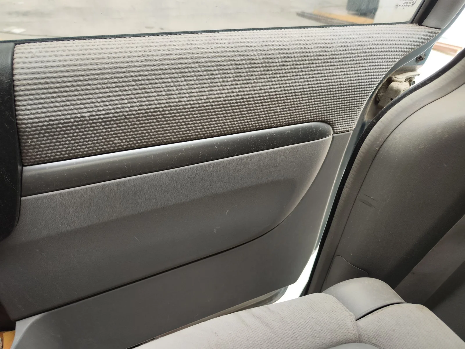 Foto de GUARNECIDO PUERTA TRASERA DERECHA KIA CARNIVAL 2.9 CRDi CAT (185 CV / 136 KW) referencia 833024D051AD2