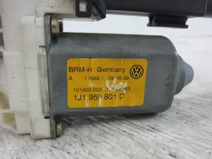 Foto de MOTOR ELEVALUNAS DELANTERO IZQUIERDO VOLKSWAGEN GOLF IV BERLINA (1J1)(10.1997) 1.6 (101 CV / 74 KW) referencia 1J1959801C foto 2
