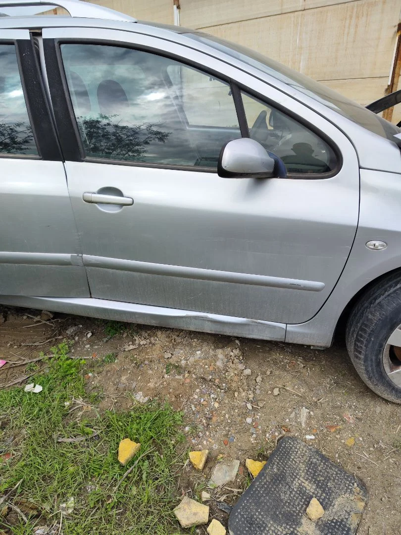 Foto de PUERTA DELANTERA DERECHA PEUGEOT 307 BREAK/ SW (S2) 2.0 16V HDi FAP CAT (RHR / DW10BTED4) (136 CV / 100 KW)