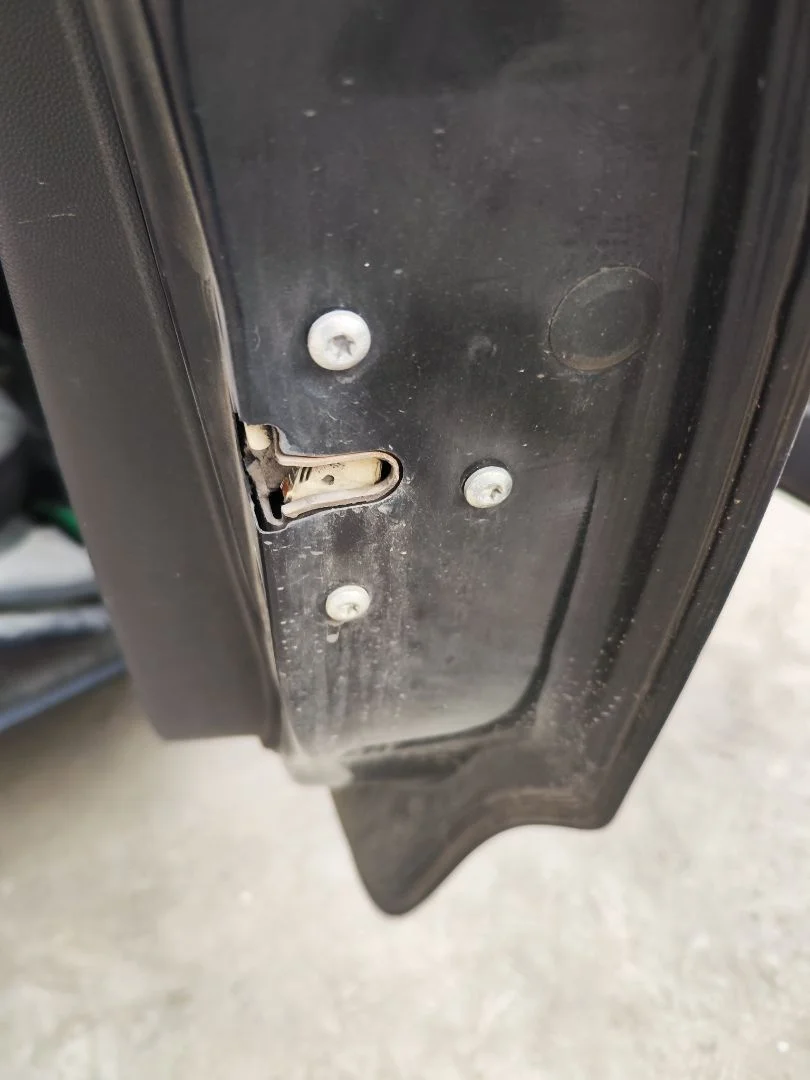 Foto de CERRADURA PUERTA TRASERA DERECHA OPEL CORSA D 1.3 16V CDTI (75 CV / 55 KW) referencia 13258265