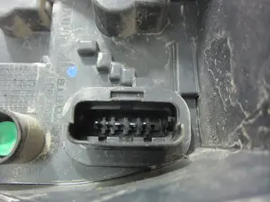 Foto de PILOTO TRASERO IZQUIERDO RENAULT CLIO III 1.2 (75 CV / 55 KW) referencia 8200886944 foto 7