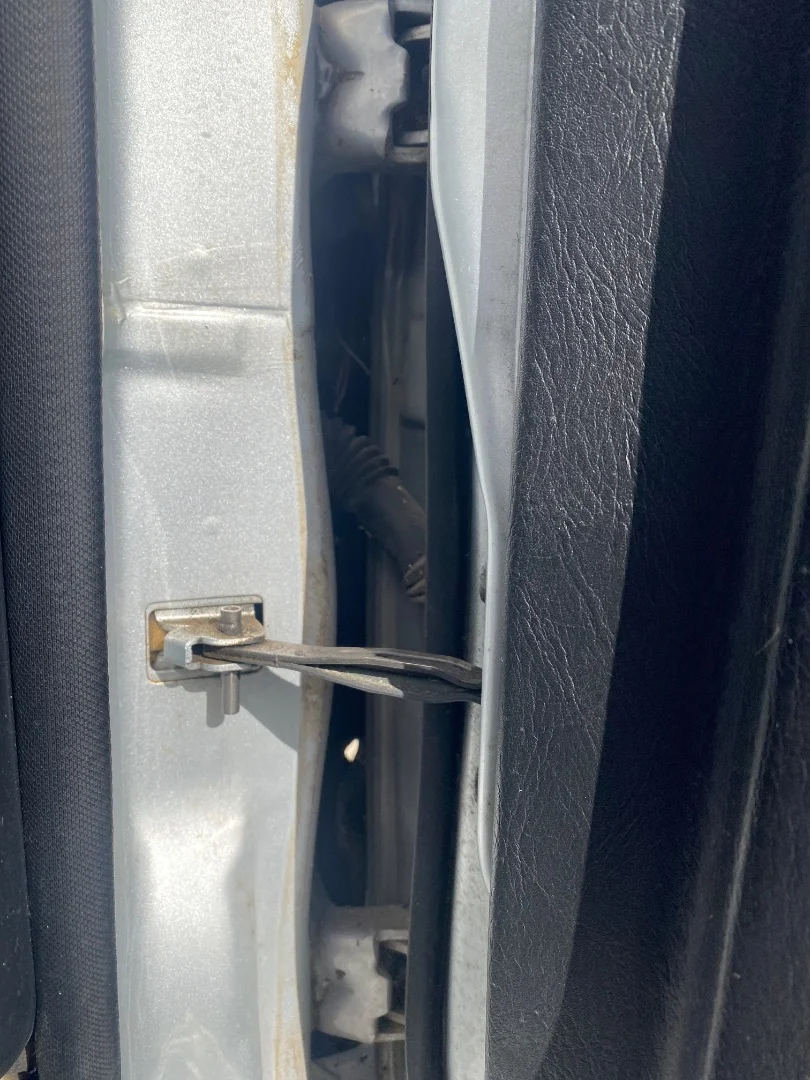 Foto de RETENEDOR PUERTA NISSAN ALMERA (N15) 2.0 Diesel (75 CV / 55 KW)